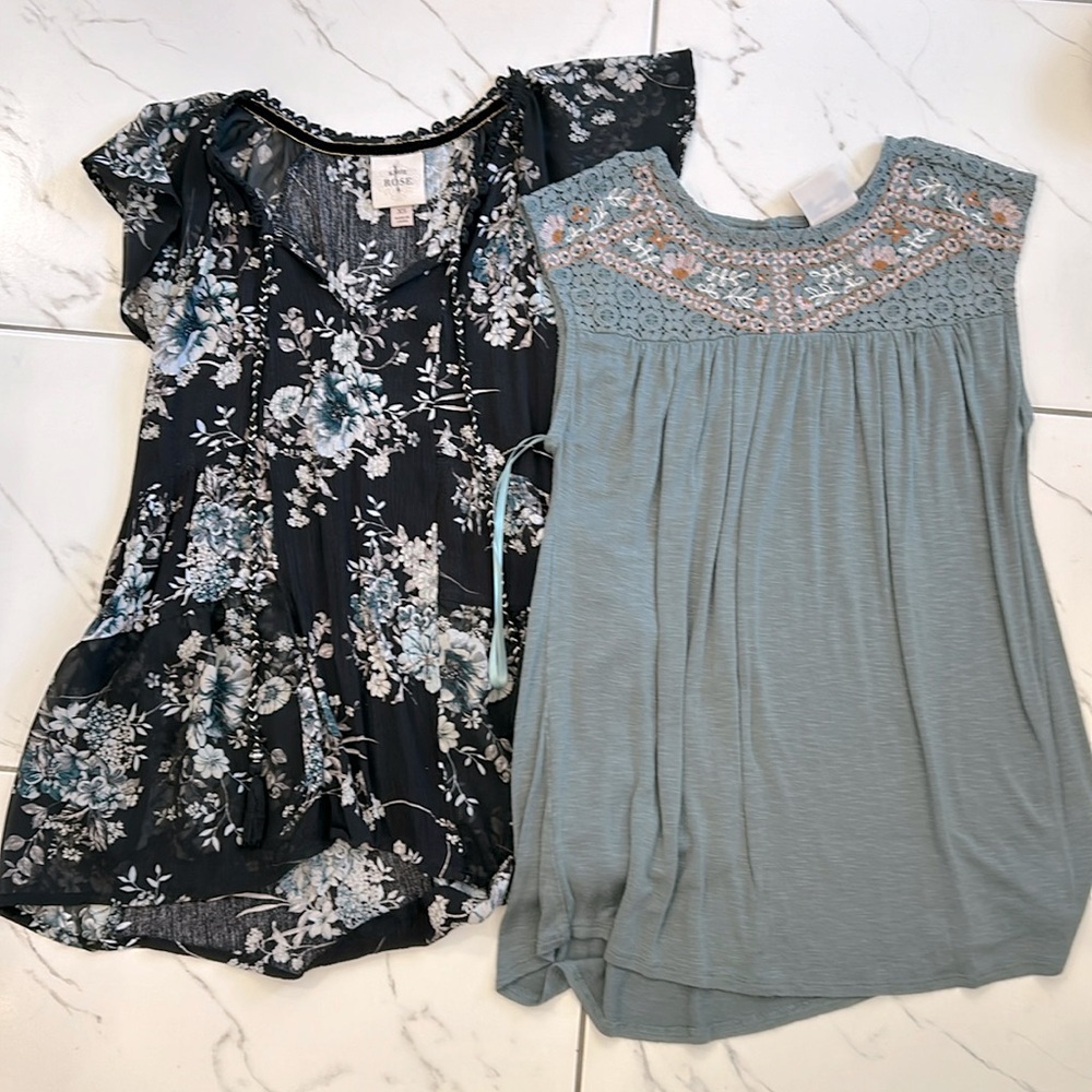 Lot of 2 Women’s Knox Rose tops XS